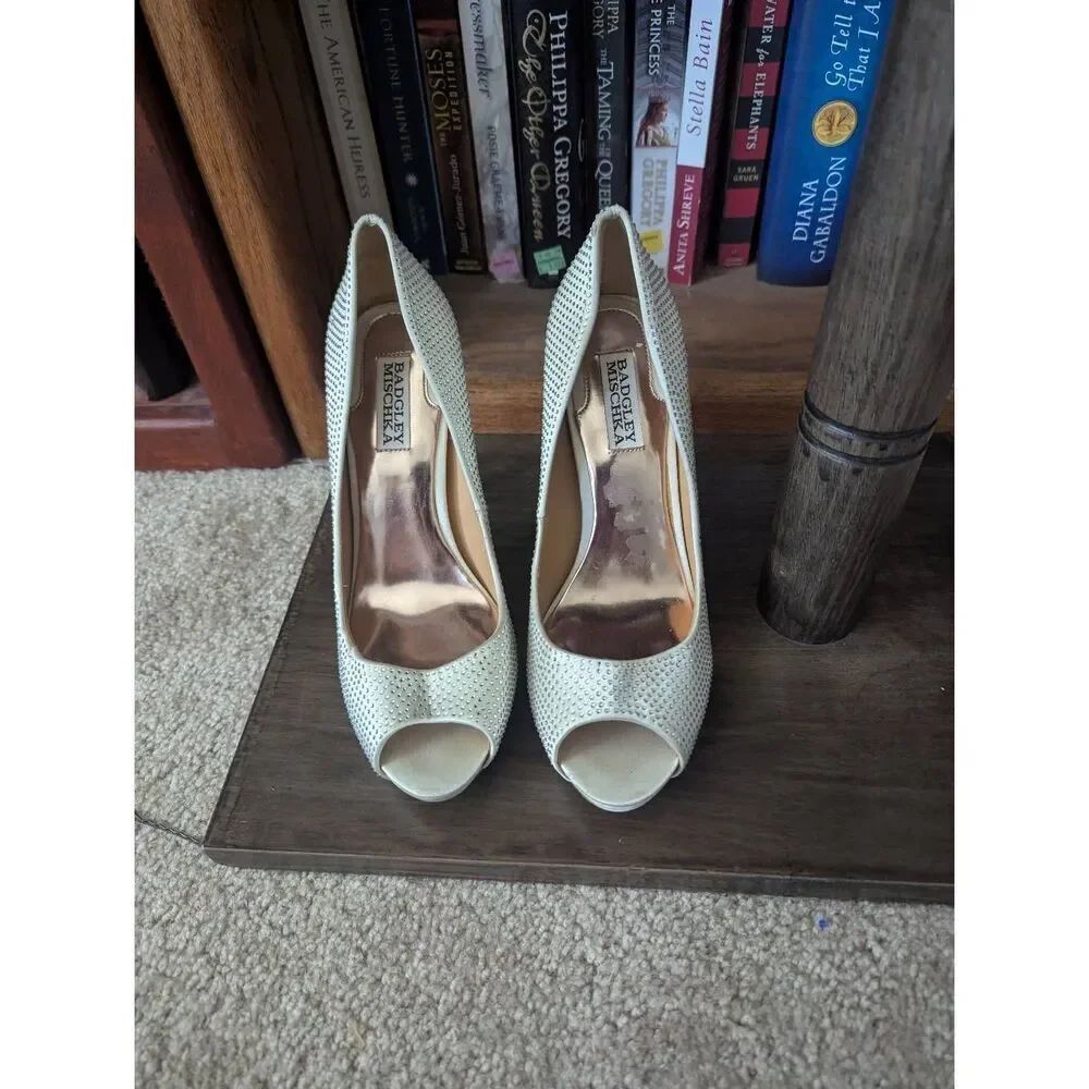 Badgley Mischka Creme Pumps Size 8 Silver Embellished Heels